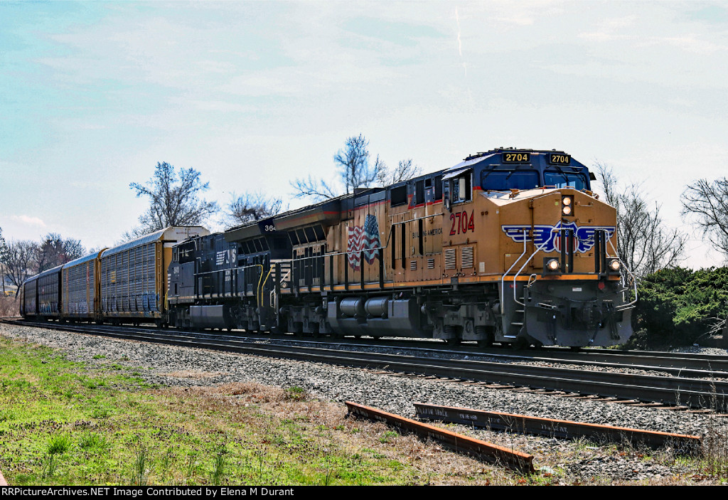 UP 2704 on M-434